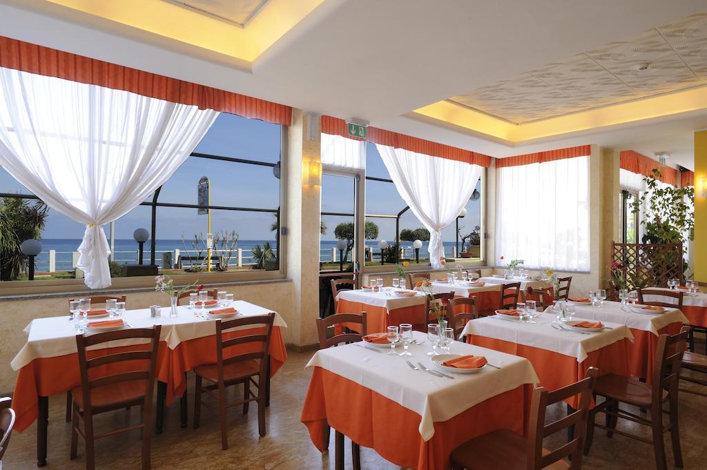 Hotel Delfino Лайгуэлья Экстерьер фото